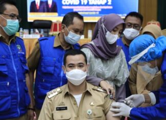 Bupati Pangkep Muhammad Yusran Lalogau (MYL) menerima suntikan vaksin Covid-19 dari Sinovac untuk yang kedua kalinya.(Ist).