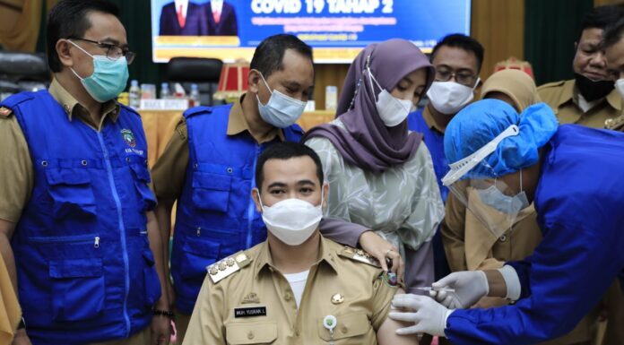 Kebut Vaksin di Pangkep, Kadis Kesehatan : Pangkep Masih Butuh Bantuan Vaksin Bupati Pangkep Muhammad Yusran Lalogau (MYL) menerima suntikan vaksin Covid-19 dari Sinovac untuk yang kedua kalinya.(Ist).