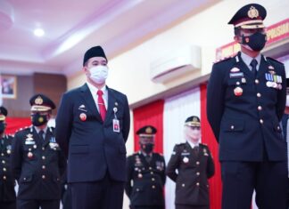 Bupati Pangkep Muhammad Yusran Lalogau (MYL) mengikuti upacara virtual hari ulang tahun (HUT) ke-75 Bhayangkara di aula Mapolres Pangkep, Kamis, 1 Juli 2021.(Ist).