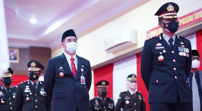 Bupati Pangkep Muhammad Yusran Lalogau (MYL) mengikuti upacara virtual hari ulang tahun (HUT) ke-75 Bhayangkara di aula Mapolres Pangkep, Kamis, 1 Juli 2021.(Ist).