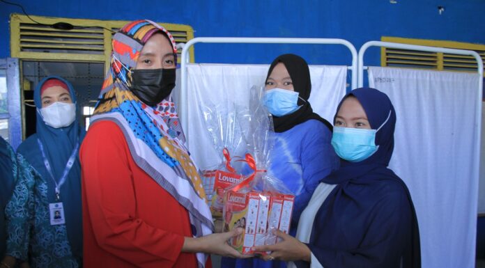 Tekan Kasus Stunting, PKK Pangkep Gelar USG dan Pemberian Susu Ibu Hamil Ketua TP PKK Kabupaten Pangkep Nurlita Wulan Purnama (Kiri).(Ist).