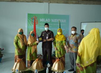Bupati Kabupaten Pangkep Muhammad Yusran Lalogau (MYL) memberikan bantuan dana hibah untuk Pimpinan Aisyiyah (PDA) Kabupaten Pangkep senilai Rp 100 juta.(Pangkep.terkini.id).
