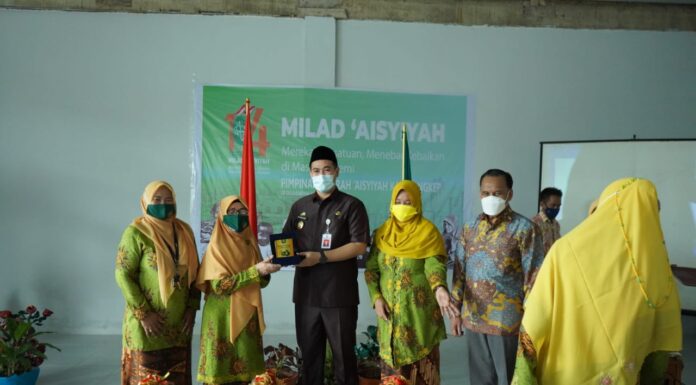 Bupati Kabupaten Pangkep Muhammad Yusran Lalogau (MYL) memberikan bantuan dana hibah untuk Pimpinan Aisyiyah (PDA) Kabupaten Pangkep senilai Rp 100 juta.(Pangkep.terkini.id).
