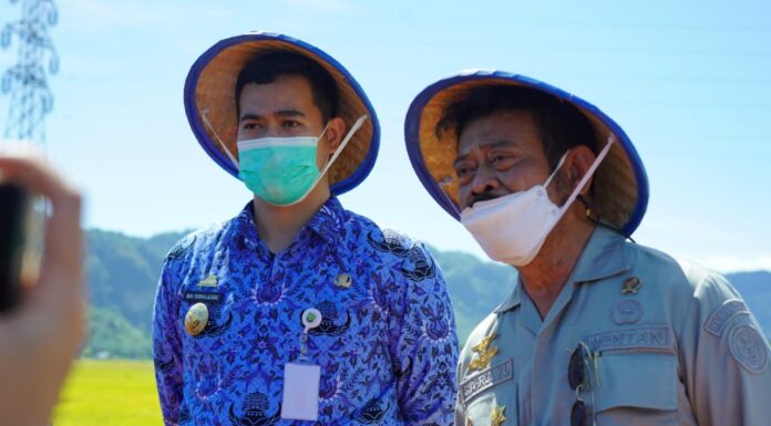 Menteri Pertanian Syahrul Yasin Limpo dan Bupati Kabupaten Pangkep Muhammad Yusran Lalogau (Pangkep.terkini.id).