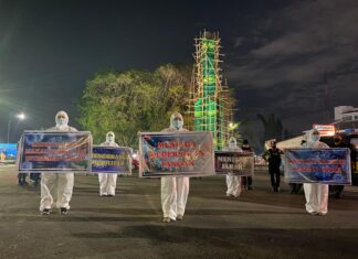 Relawan Covid-19 Kabupaten Pangkep yang terdiri dari tenaga kesehatan Rumah Sakit Batara Siang Pangkep turun ke jalan untuk menarik simpatik masyarakat dan pengguna jalan.(Pangkep.terkini.id).