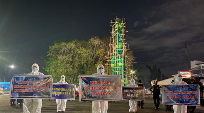 Relawan Covid-19 Kabupaten Pangkep yang terdiri dari tenaga kesehatan Rumah Sakit Batara Siang Pangkep turun ke jalan untuk menarik simpatik masyarakat dan pengguna jalan.(Pangkep.terkini.id).