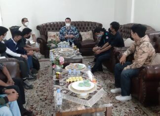 Bupati Pngkep Muhammad Yusran Lalogau saat bertemu dengan mahasiswa dari IPPM Pangkep membahasa terkait  beasiswa.(Pangkep.terkini.id).