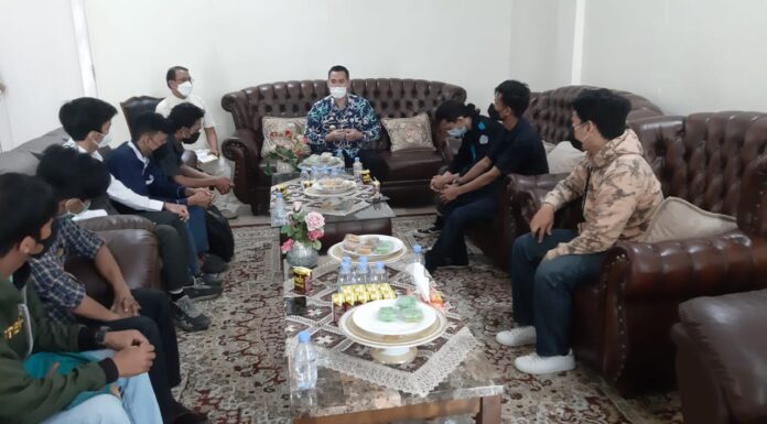 Ihwal Perbup untuk Beasiswa, IPPM Pangkep: Mahasiswa Sepakat Bupati Pngkep Muhammad Yusran Lalogau saat bertemu dengan mahasiswa dari IPPM Pangkep membahasa terkait beasiswa.(Pangkep.terkini.id).