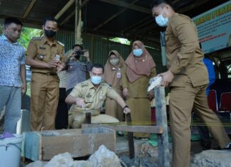 Bupati Pangkep Muhammad Yusran Lalogau (MYL) melakukan peletakan batu pertama pembangunan lumbung pangan masyarakat yang di biayai melalui dana alokasi khusus(DAK) fisik bidang pertanian dinas ketahanan pangan Kabupaten Pangkep.(Ist).