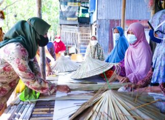 Ketua Dewan Kerajinan Daerah (Dekranasda) Kabupaten Pangkep, Nurlita Wulan Purnama mengunjungi rumah produksi industri kecil menengah (IKM) pembuatan kerajinan anyaman di kelurahan Bonto Kio, Kecamatan Minasatene, Senin, 9 Agustus 2021.(Ist).