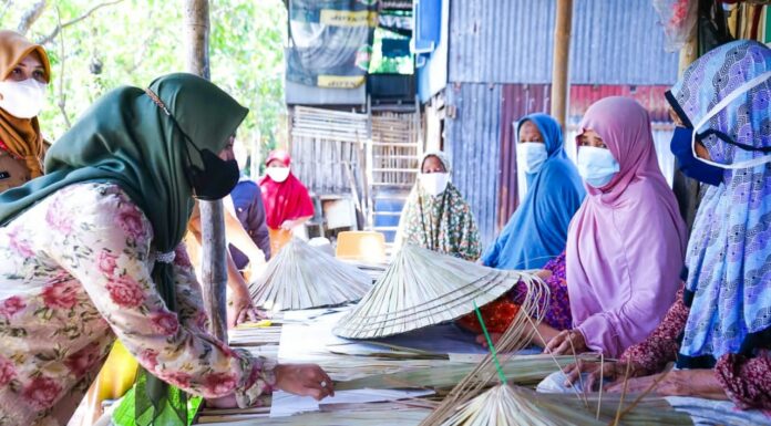 Nurlita Wulan Purnama: Saya Kagum Lihat Kerajinan Ibu-ibu di Bonto Kio Ketua Dewan Kerajinan Daerah (Dekranasda) Kabupaten Pangkep, Nurlita Wulan Purnama mengunjungi rumah produksi industri kecil menengah (IKM) pembuatan kerajinan anyaman di kelurahan Bonto Kio, Kecamatan Minasatene, Senin, 9 Agustus 2021.(Ist).