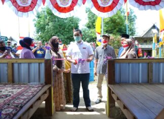 Bupati Pangkep Muhammad Yusran Lalogau bersama Ketua TP PKK Kabupaten Pangkep Nurlita Wulan Purnama meresmikan posko Covid-19 di Desa Taraweang Kecamatan Labakkang. (Pangkep.terkini.id).