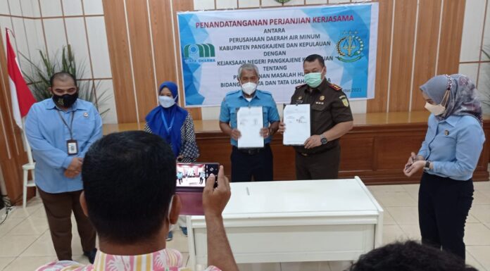 Perusahaan Daerah Air minum (PDAM) Kabupaten Pangkep melakukan penandatangan perjanjian kerja sama dengan pihak Kejaksaan Negeri dalam hal penyelesaian permasalahan hukum.(Pangkep.terkini.id).