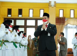 Bupati Kabupaten Pangkep Muhammad Yusran Lalogau (MYL, mengukuhkan Pasukan Pengibar Bendera Pusaka (Paskibraka) tingkat Kabupaten Pangkep.(Ist).