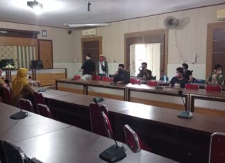 Dinas Kesehatan dan Rumah Sakit Batara Siang Pangkep saat menerima mahasiswwa dan LBH Pangkep Muarrif, di ruang pertemuan Dinas Kesehatan Pangkep. (Badauni AP/Pangkep.terkini.id).