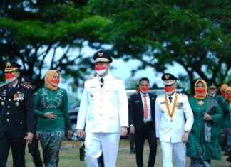 Bupati Pangkep Muhammad Yusran Lalogau dan Wakil Bupati Pangkep Syahban Sammana memakai Pakaian Dinas Upcara (PDU). di HUT ke-76 RI.(Ist).