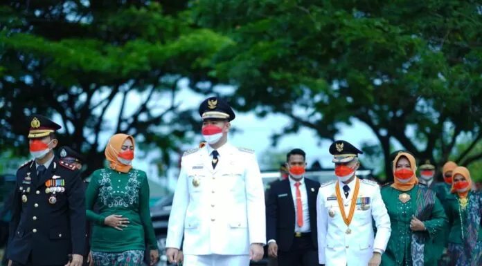 Jadi Inspektur Upacara HUT ke-76 RI di Pangkep, Bupati dan Wakil Berpakaian PDU Bupati Pangkep Muhammad Yusran Lalogau dan Wakil Bupati Pangkep Syahban Sammana memakai Pakaian Dinas Upcara (PDU). di HUT ke-76 RI.(Ist).