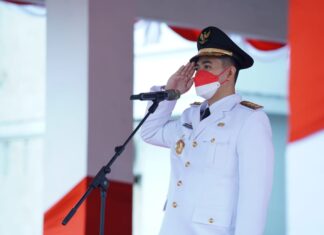 Bupati Pangkep Muhammad Yusran Lalogau(MYL) bertindak selaku inspekur upacara, peringatan detik-detik hari ulang tahun (HUT) ke-76 Proklamasi Kemerdekaan Republik Indonesia, tingkat kabupaten Pangkep digelar di halaman kantor sekretariat daerah kabupaten Panglep, Selasa, 17 Agustus 2021.(Ist).
