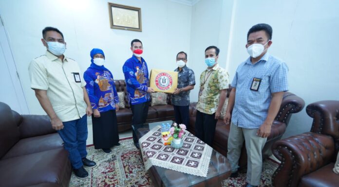 Pemerintah kabupaten Pangkep, menerima bantuan vaccine carrier box atau kotak vaksin dan Oxygen Concentrator dari PT Semen Tonasa.(Ist).