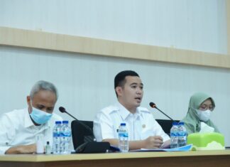 Bupati Pangkep Muhammad Yusran Lalogau (tengah). (Pangkep.terkini,.id).