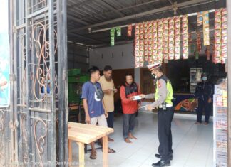 Kepala Unit Dikyasa Satlantas polres Pangkep IPDA Asri Arif membagikan masker untuk pengedara ojek dan Becak Motor (Bentor).(Pangkep.terkini.id).