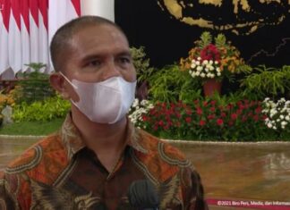 Suroto, peternak ayam petelur yang membentangkan poster ke arah Presiden Joko Widodo di Jalan Moh. Hatta, Blitar, Jawa Timur, pada Selasa (7/9/2021) lalu. (Foto dok. Biro Pers Media dan Informasi Sekretariat Presiden)