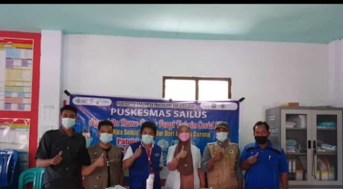 Warga Pulau Tangaya di Pangkep Antusias Menerima Vaksin Moderna Petugas Kesehatan melakukan vaksin moderna untuk warga Pulau Tangaya. (Ist)