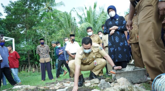 Bupati Pangkep Muhammad Yusran Lalogau (MYL) bersama Anggota DPR RI Komisi XI fraksi NasDem Drg Hasnah syam MARS, melakukan peletakan baru pertama bangunan BLK Bahasa di Pangkep.(Pangkep.terkini.id).