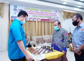 Bupati Pangkep Muhammad Yusran Lalogau berbaju biru bersama Ketua Persatuan Catur Seluruh Indonesia(Percasi) Provinsi Sulawesi Selatan, Dr Hamka dalam  Praporprov Cabang Olahraga Catur.(Pangkep.terkini.id).