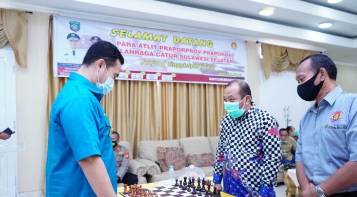 Pangkep Jadi Tuan Rumah Praporprov Cabang Olahraga Catur Bupati Pangkep Muhammad Yusran Lalogau berbaju biru bersama Ketua Persatuan Catur Seluruh Indonesia(Percasi) Provinsi Sulawesi Selatan, Dr Hamka dalam  Praporprov Cabang Olahraga Catur.(Pangkep.terkini.id).
