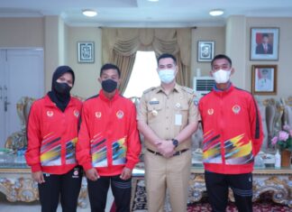 Bupati Pangkep Muhammad Yusran Lalogau bersama altet asal Pangkep yang akan tergabung dalam tim Atlet Sulsel di PON XX Papua.(Pangkep.terkini.id).