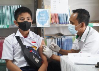 PT Semen Tonasa dan Kepolisian Resort Pangkep berkolaborasi menggelar Gerai Vaksin Keliling bagi pelajar.(Humas ST).