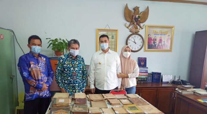 Bupati Kabupaten Pangkep Muhammad Yusran Lalogau (MYL) bersama Ketua Tim Penggerak PKK Kabupaten Pangkep, Nurlita Wulan Purnama berkunjung ke Perpustakaan Heritage Balai Pustaka Jakarta.(Pangkep.terkini.id).