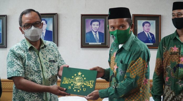 Dirut PT Semen Tonasa Mufti Arimurti dan Ketua Tanfidziyah Dr Muhammad Basir.(Pangkep.terkini.id).