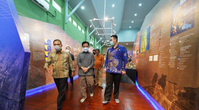 Anggota Komisi VI DPR RI Muhammad Rapsel Ali (tengah) bersama Bupati Pangkep  Muhammad Yusran Lalogau(MYL) Direktut Utama PT Semen Tonasa Mufti Arimurti. (Pangkep.terkini.id).