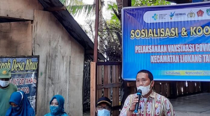 Camat Liukang Tangaya melakukan sosialisasi vaksinasi untuk masyarakat pulau.(Pangkep.terkini.id).