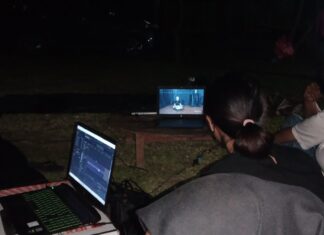 Pengunjung Makassar Biennale di Pangkep menyaksikan monolog Adnan Muis bacakan esai Asdar Muis RMS.(Pangkep.terkini.id).