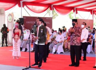 Presiden Jokowi saat berdialog melalui konferensi video di halaman RSUD Dr. H. Moch. Ansari Saleh, Kota Banjarmasin, Kamis (21/10/2021). [BPMI]