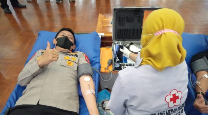 Kapolres Pangkep AKBP Try Handako Wijaya Putra, turut serta mendonorkan darahnya. (Humas.ST).