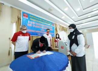 Perhimpunan Indonesia Tionghoa (INTI) Sulawesi Selatan memberikan bantuan ke Pemerintah Kabupaten Pangkep berupa bantuan alat pelindung diri(APD) dan peralatan penanganan Covid-19, dua unit oxygen concentrator dan 12 ribu Pcs masker medis dan 40 APD.(Pangkep.terkini.id).