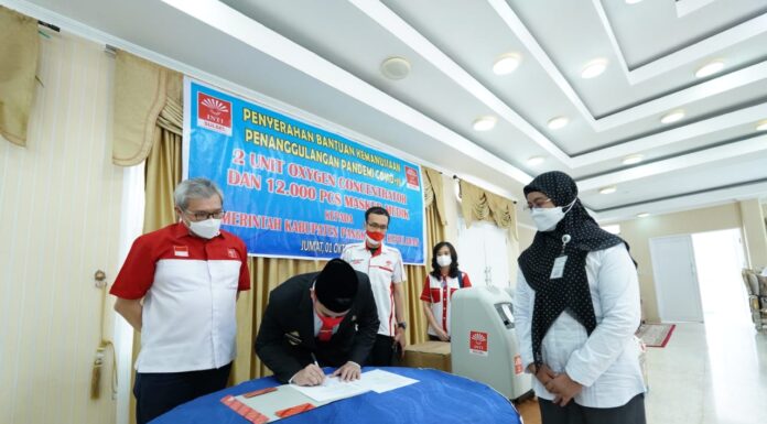 Perhimpunan Indonesia Tionghoa (INTI) Sulawesi Selatan memberikan bantuan ke Pemerintah Kabupaten Pangkep berupa bantuan alat pelindung diri(APD) dan peralatan penanganan Covid-19, dua unit oxygen concentrator dan 12 ribu Pcs masker medis dan 40 APD.(Pangkep.terkini.id).