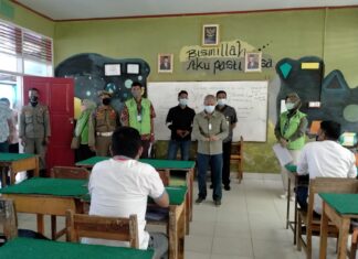 Wakil Bupati Pangkep Syahban Sammana, didampingi Kepala Dinas Pemberdayaan Masyarakat dan Desa (DPMD) Abd Haris Has dan juga Kepala Bidang Pemerintahan Desa (Pemdes) Zulfadli, di SMPN 1 Pangkajene, Sabtu, 2 Oktober 2021 pekan kemarin.(Pangkep.terkini.id).