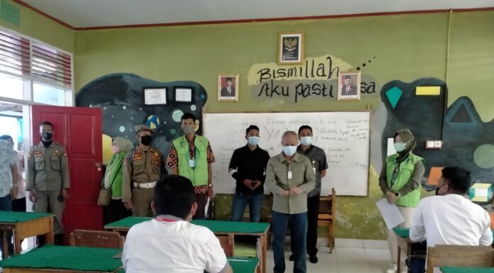 Wakil Bupati Pangkep Syahban Sammana, didampingi Kepala Dinas Pemberdayaan Masyarakat dan Desa (DPMD) Abd Haris Has dan juga Kepala Bidang Pemerintahan Desa (Pemdes) Zulfadli, di SMPN 1 Pangkajene, Sabtu, 2 Oktober 2021 pekan kemarin.(Pangkep.terkini.id).