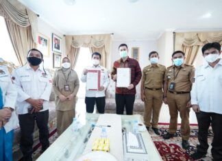 Pemerintah Kabupaten Pangkep dan Komisi Pemilihan Umum (KPU) Kabupaten Pangkep menandatangani nota kesepahaman bersama penyerahahan dana hibah senilai Rp 166 juta, untuk menunjang kegiatan KPU tahun 2021.(Pangkep.terkini.id).