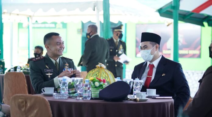 HUT ke-76 TNI, Bupati Pangkep : Sinergitas Pemda dan TNI Semakin Maksimal Bupati Pangkep Muhammad Yusran Lalogao(MYL) hadiri peringatan hari ulang tahun(HUT) Tentara Nasional Indonesia(TNI) ke-76 di Makodim 1421 Pangkep, Selasa, 5 Oktober 2021.(Pangkep.terkini.di).