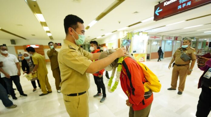 Bupati Pangkep Jemput Atlet Sepak Takraw Peraih Emas PON XX Papua Bupati Pangkep Muhammad Yusran Lalogau menyambut kedatangan dua atlet asal Pangkep yang berlaga di PON XX Papua.(Pangkep.terkini.id).