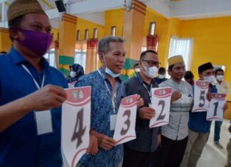 Calon kepala desa di Pilkades Serentak tahun 2021, usai mencabut nomor urut.(Pangkep.terkini.id)