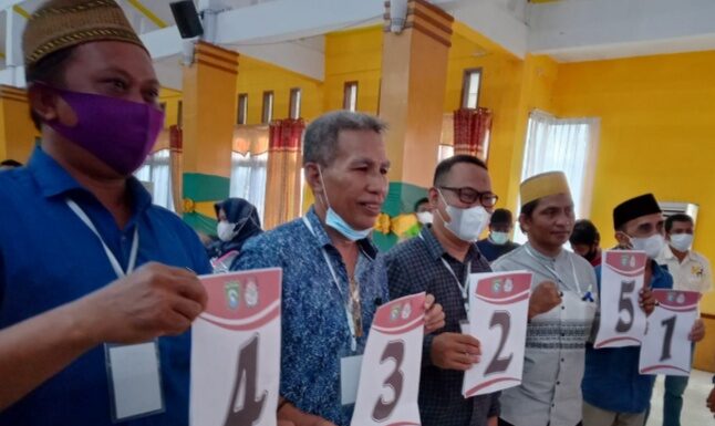Calon kepala desa di Pilkades Serentak tahun 2021, usai mencabut nomor urut.(Pangkep.terkini.id)