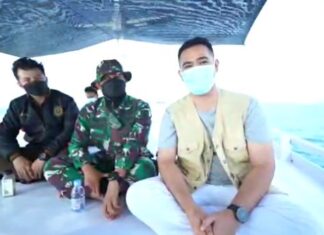Bupati Kabupaten Pangkep Muhammad Yusran bersama Ketua TP PKK Pangkep Nurlita Wulan Purnama, dan rombongan pemerintah Kabupaten Pangkep hari ini memulai perjalanan untuk menuju pulau Kecamatan Tangaya yang berjarak 299 kilometer dari kota Kabupaten Pangkep.(Pangkep.terkini,id).