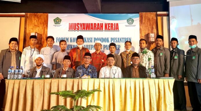 Pertemuan Forum Pondok Pesantren Pangkep Gagas Kembangkan Mutu Pendidikan di Ponpes Musyawarah Kerja Forum Komunikasi Pondok Pesantren (FKPP) Kabupaten Pangkep melahirkan program yang akan mengembangkan pondok pesantren di Kabupaten Pangkep.(Pangkep.terkini.id).